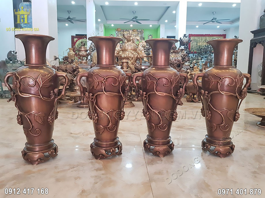 lọ lộc b&igrave;nh bằng đồng đỏ họa tiết ch&ugrave;m nho s&oacute;c đẹp